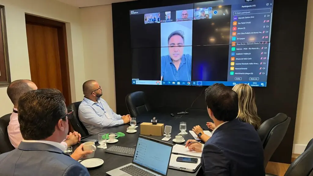 Presidente da ALES se reúne com prefeitos para tratar da reconstrução de cidades afetadas pelas chuvas Presidente da ALES Marcelo Santos em reunião por chamada de vídeo com prefeitos do ES