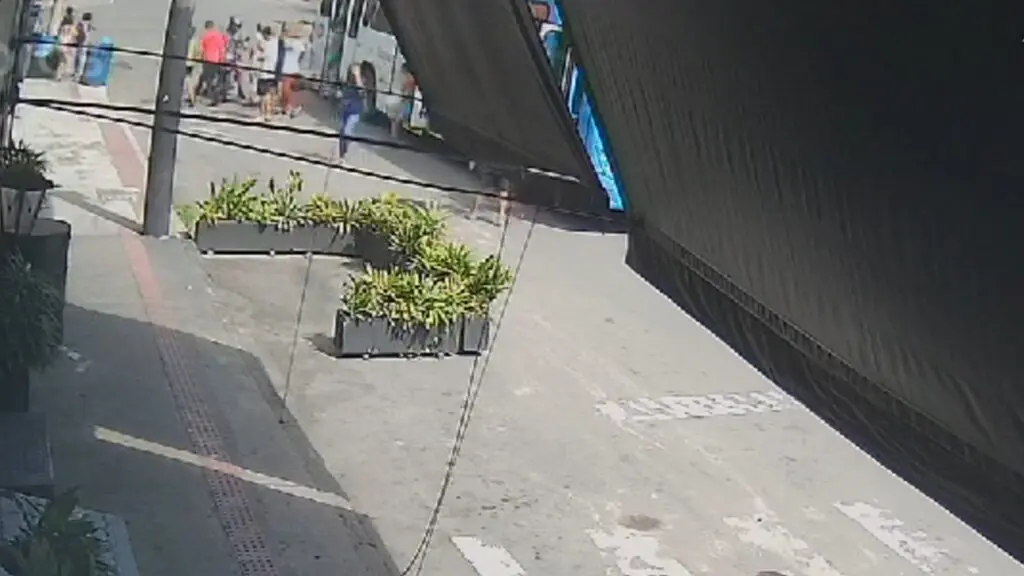 Vídeo: Criança é atropelada por ônibus Transcol enquanto seguia para a escola na Serra