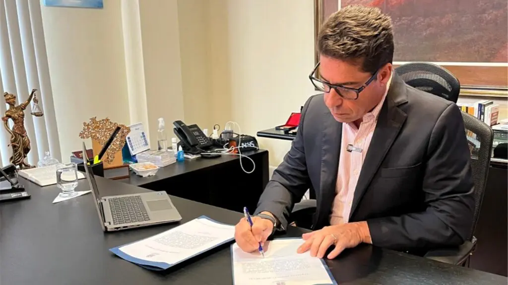 Presidente da ALES, MArcelo Santos, promulga leis 12.091 e 12.092