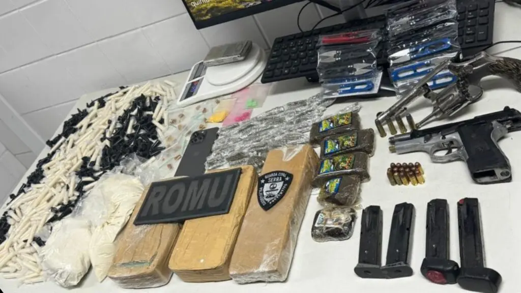ROMU prende gerente do tráfico e descobre casa recheada de drogas em Jacaraípe ROMU detona depósito de drogas e prende gerente do tráfico em Jacaraípe