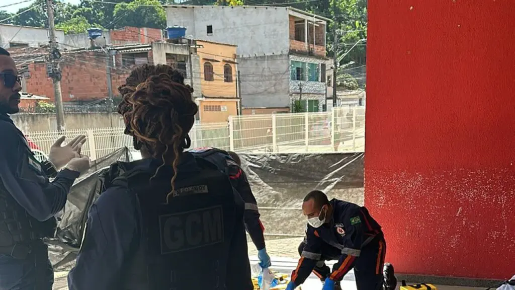 Sujeito ferido invade escola para escapar de agressões na Serra Sujeito é espancado após ser acusado de cometer crimes na Serra.