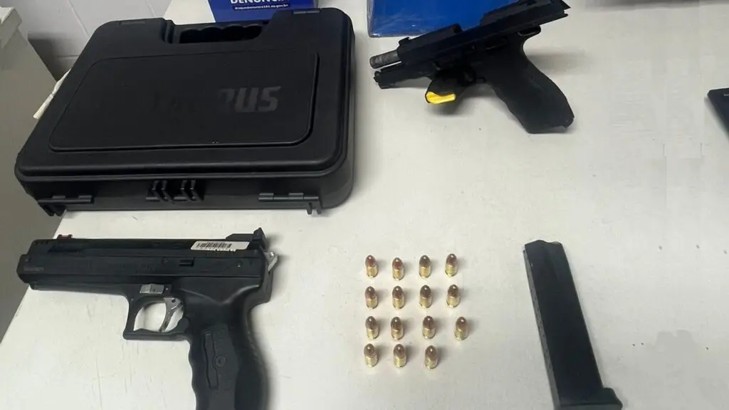 Polícia Militar resgata casal e apreende armas durante surto psicótico na serra Homem surta dentro de casa e PM apreende armas e munições na Serra.