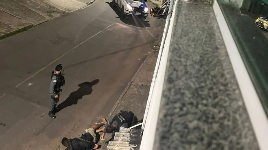 Perseguição da Polícia Militar termina em acidente e prisão de homicida foragido da justiça na Serra.