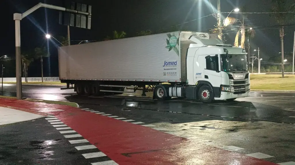 Motorista de carreta é mantido como refém durante tentativa de assalto em Jacaraípe Carreta é abandonada por assaltantes na Serra.