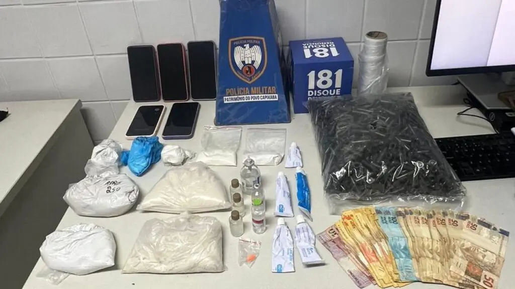 Polícia Militar arrocha traficante e encontra suite de motel recheada de drogas na Serra.