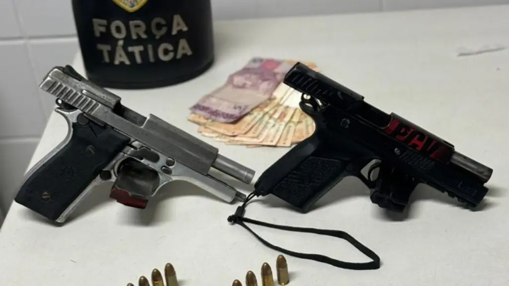 Após denúncias PM detém suposto chefe do tráfico e apreende armas e munições na Serra.
