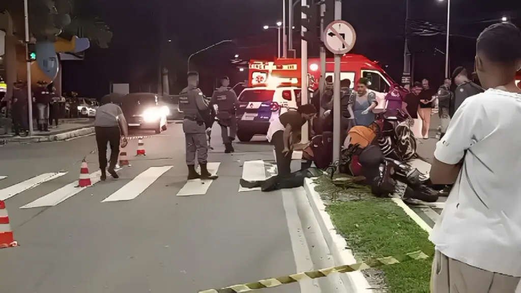 Acidente entre motos deixa um homem morto e outro ferido na Serra Grave acidente termina com um motociclista morto e outro ferido na Serra.
