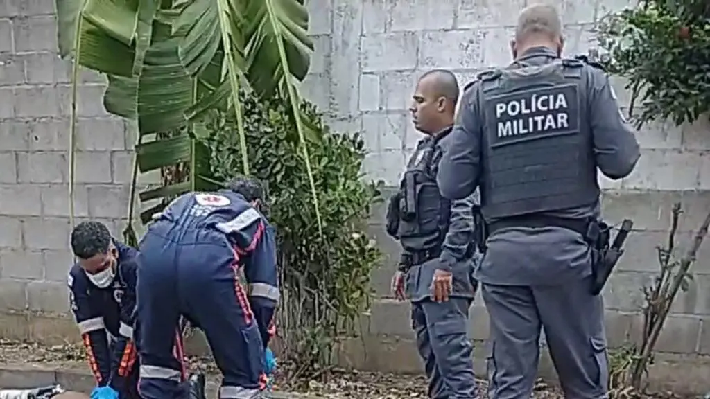 Homem morre após ser encontrado baleado meio da rua em Serra sede Homem é morto com varios tiros em Serra-sede.