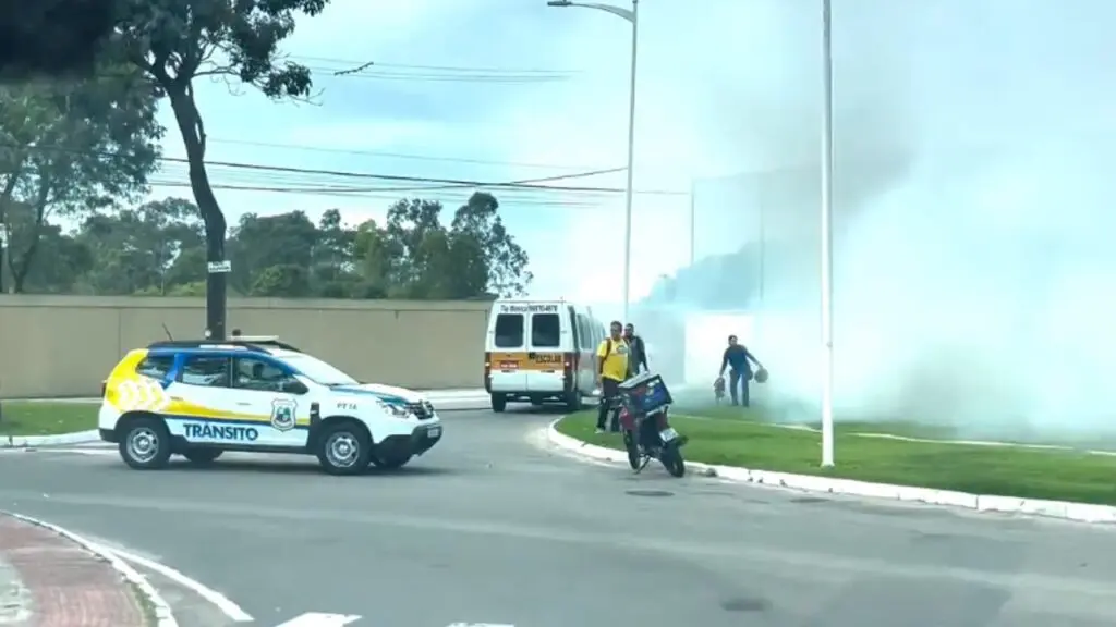 Vídeo: Agentes de Trânsito resgatam crianças de dentro de van escolar durante incêndio na Serra Crianças são salvas por agentes do DOT durante princípio de incêndio em van escolar na Serra.