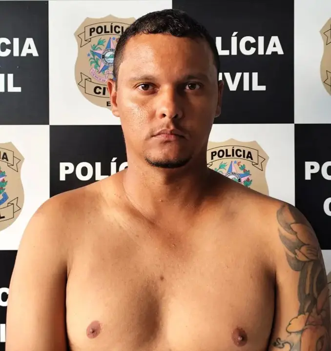 Foto de perfil de um homem sem camisa preso por um duplo latrocínio.