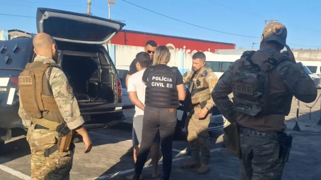 Polícia Civil prende motorista de aplicativo acusado de estuprar passageira na Serra Um dia após a reconstituição do crime a Polícia Civil prende motorista de aplicativo acusado de estupro na Serra.