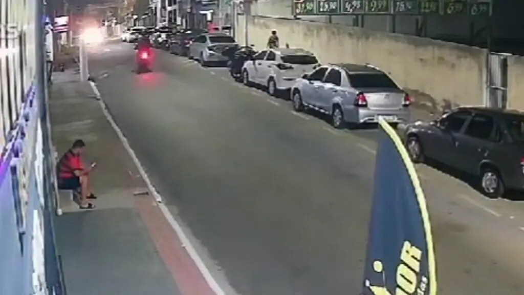 Vídeo: Câmera de segurança flagra momento em que motoboy é assaltado na Serra Vídeo: Câmera de segurança flagra momento em que motoboy é assaltado na Serra