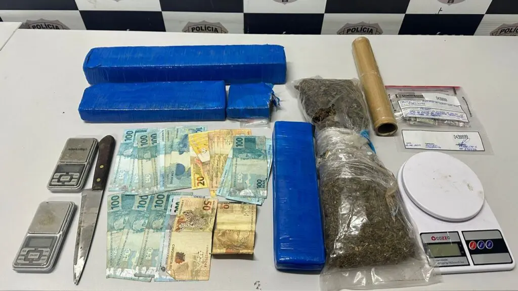 DENARC detona esquema de tráfico de drogas realizado dentro de marmoraria na Serra Operação do Denarc termina com 4 sujeitos presos e mais de 4 kg de maconha apreendidos na Serra.