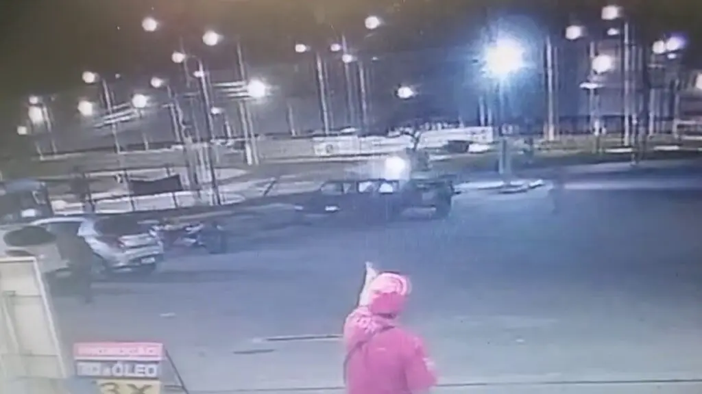 Vídeo: Veículo conduzido à noite com os faróis apagados causa grave acidente na Serra Familia de motociclista de app pede justiça após motorista causar acidente e fugir na Serra.