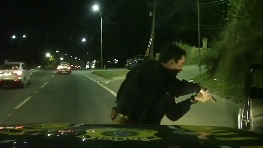 Vídeo: PRF detém dois suspeitos após perseguição frenética na Serra Vídeo Polícia Rodoviária Federal detém dois sujeitos após perseguição frenética na Serra.