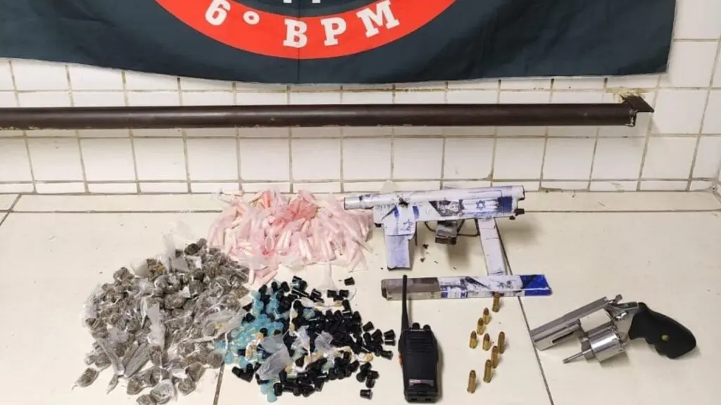 Polícia Militar arrocha traficante vacilando na pista e apreende metralhadora artesanal e drogas na Serra.