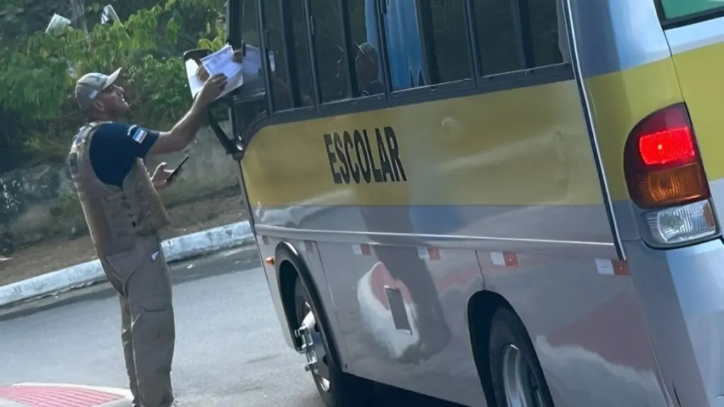 DETRAN realiza fiscalização em transportes escolares e encontra diversas irregularidades na Serra.