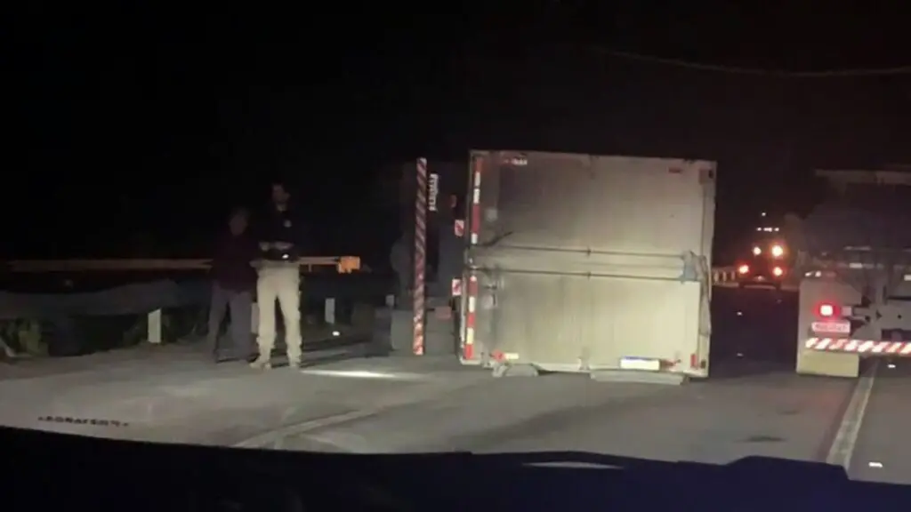 Polícia Rodoviária Federal prende caminhoneiro bêbado na Serra.