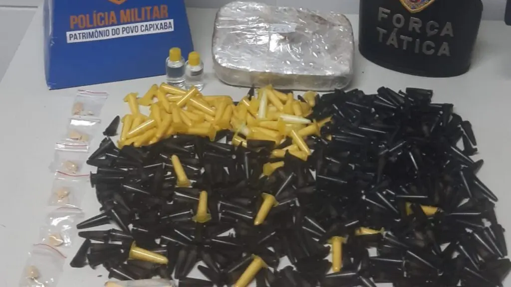 Operação Nárke: Força Tática detém jovem com bolsa recheada de drogas na Serra Polícia Militar captura traficante saindo do mato e apreende grande quantidade de drogas na Serra.