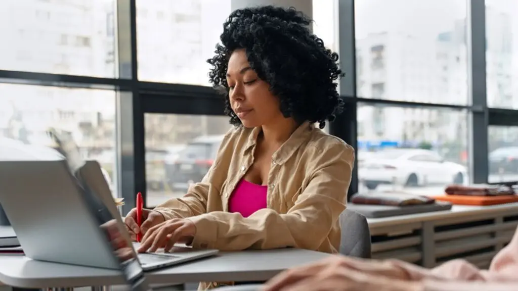 Uma mulher estudando pelo notebook de forma online