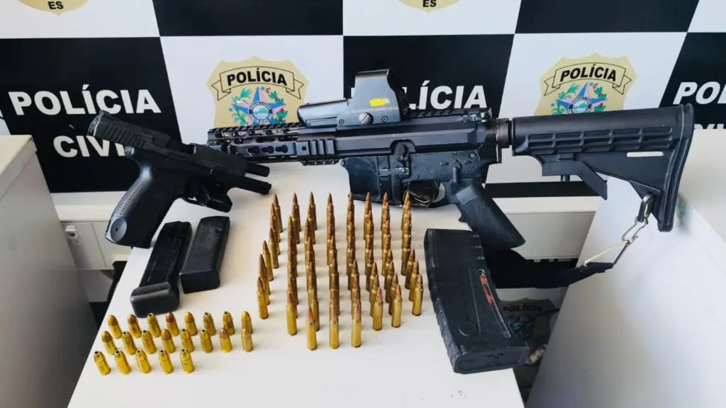 Operações da DHPP Serra retiram fuzis das mãos de traficantes Fuzil Colt apreendido em Nova Almeida, na Serra-ES