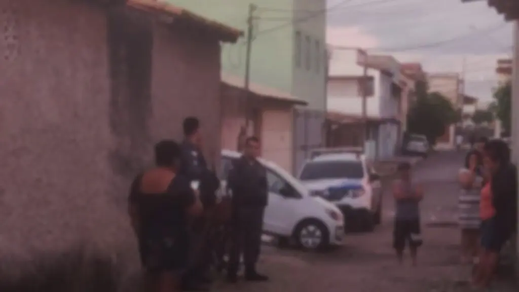 Familiares e equipe da PM próximo do corpo da vítima em um beco do bairro Barcelona na Serra-ES