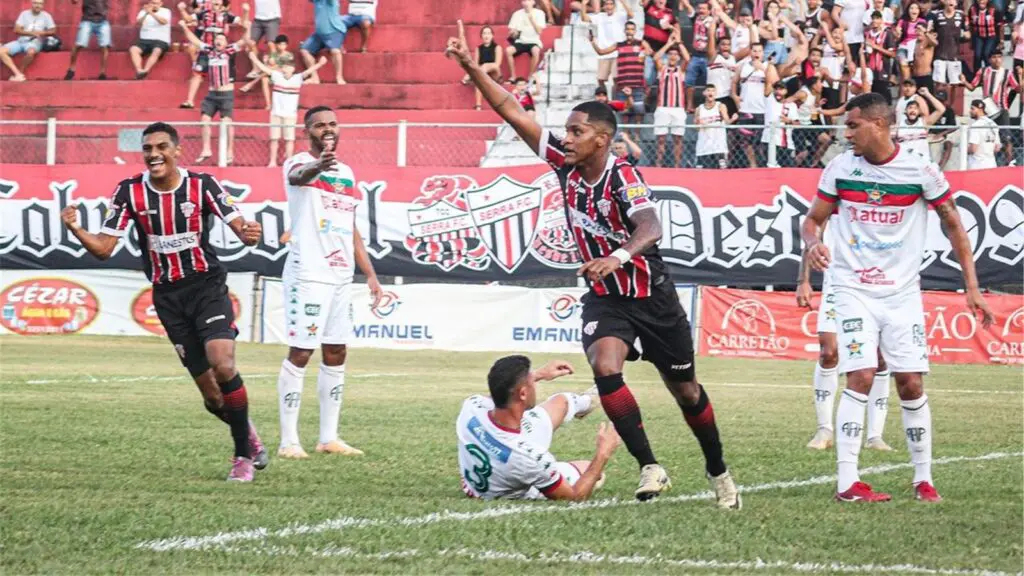 Serra FC em campo contra a Portuguesa-RJ, no estádio Robertão, pelo Brasileirão série D