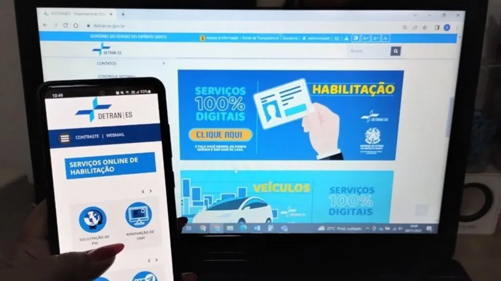 Não recebeu a CNH e ela foi devolvida para o Detran ES? Saiba o que fazer Imagem de uma pessoa acessando o site e aplicativo (app) do Detran ES