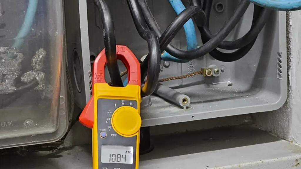 Polícia Civil e EDP flagra furto de energia em distribuidora de bebidas na Serra Equipamento para detectar ligações clandestinas, o famoso gato