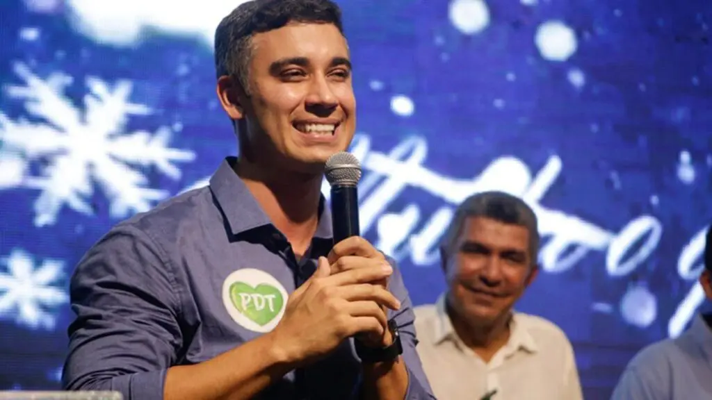 Weverson Meireles discursando ao lado do prefeito Sérgio Vidigal