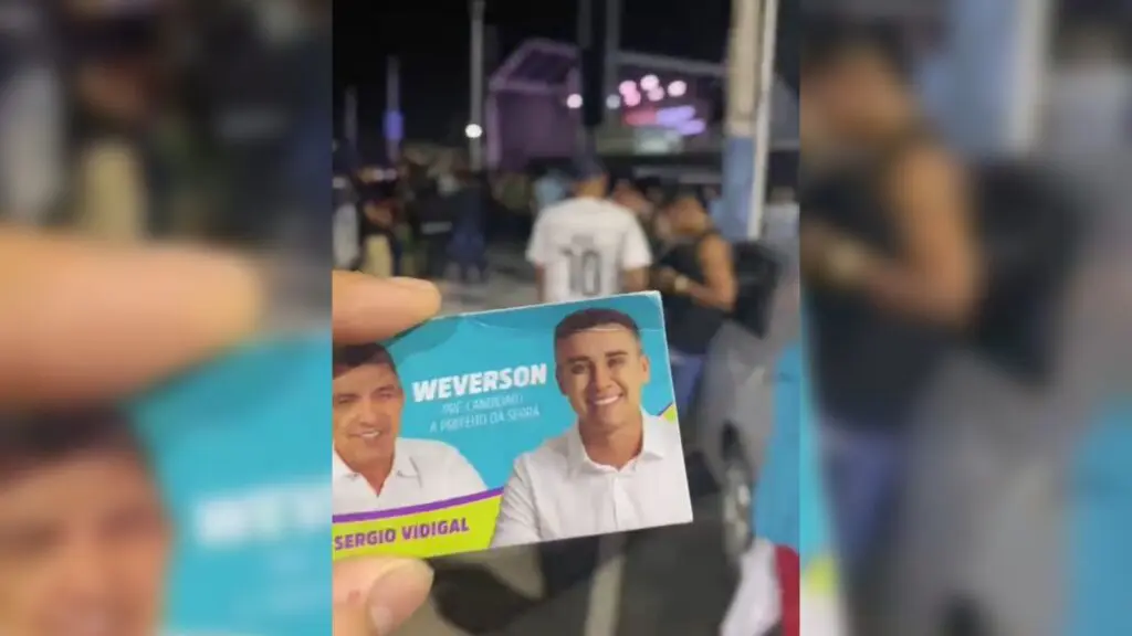 Foto do panfleto que foi distribuído pelo grupo de Sergio Vidigal durante show pago com dinheiro público em Feu Rosa