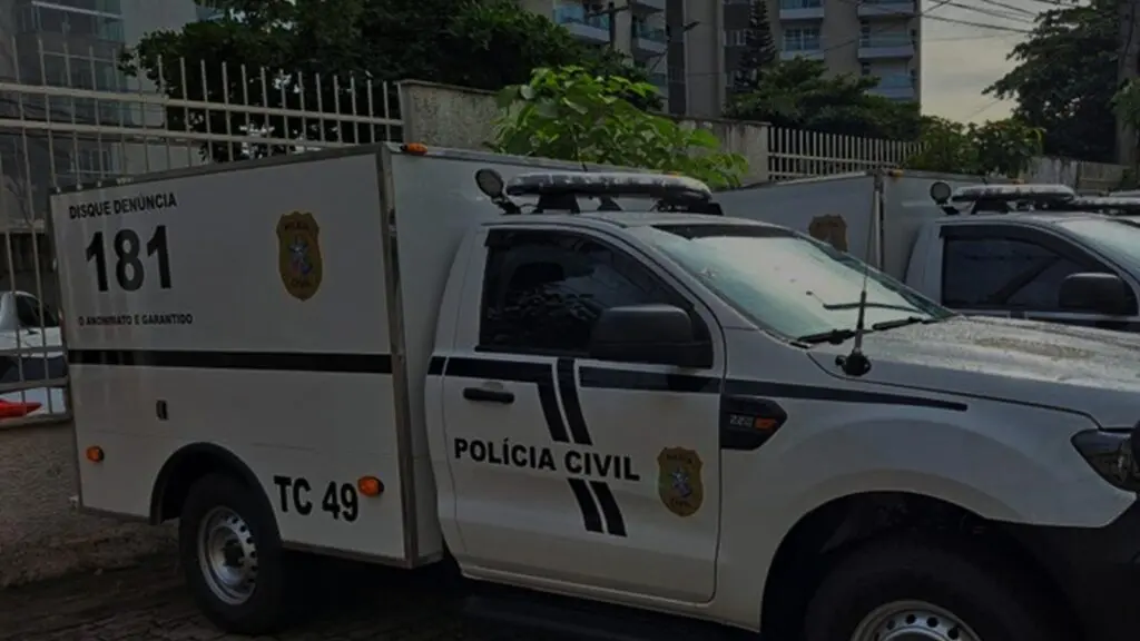 Homem é encontrado morto na biqueira com marcas de espancamento e tiros na Serra A viatura do IML PCES (rabecão)