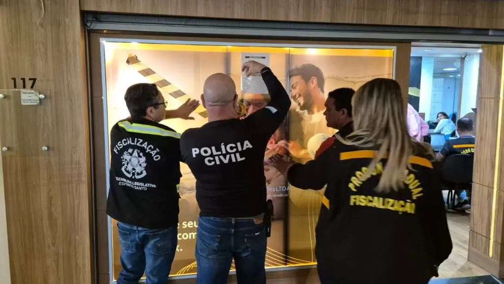 Operação Consórcio Fake: seis empresas suspeitas de aplicar golpes são interditadas na Serra e em Vitória Polícia Civil e Procon arrocham empresas que aplicavam golpes na Serra e Vitória.