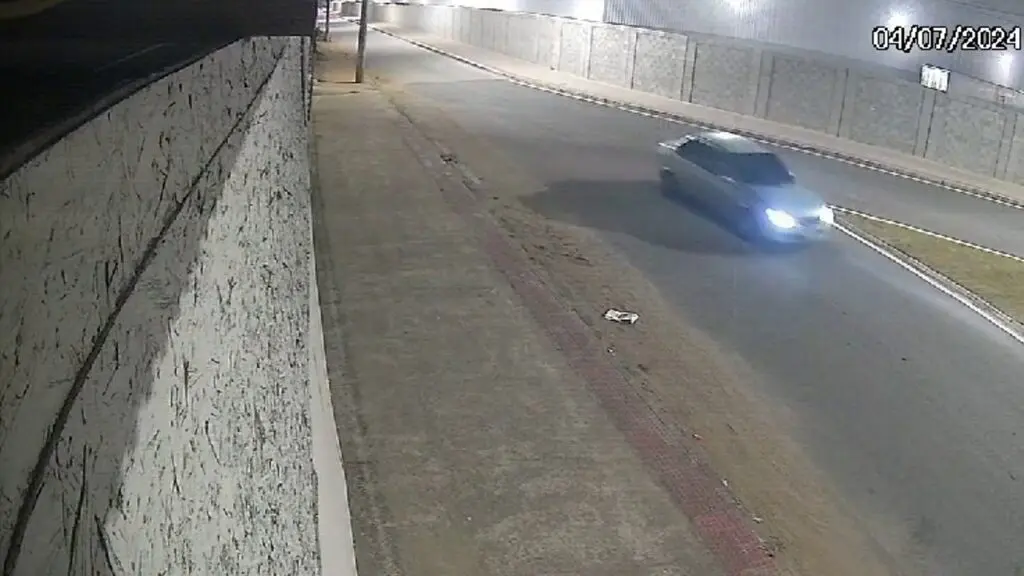 Assaltantes armados em carro fazem arrastão em ponto de ônibus na Serra Arrastão em pontos de ônibus aterroriza passageiros na Serra.