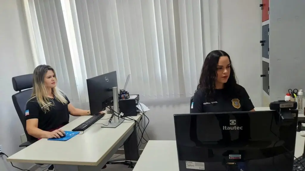 Polícia Civil inaugura serviço na Central de Telefragrante para mulheres vítimas de violência no ES Polícia Civil anuncia novo serviço exclusivo para mulheres que sofrem violência no ES.