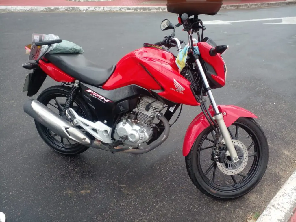 Assaltantes armados arquitetam esquema em quebra-molas para roubar moto na Serra Pedreiro tem moto roubada por assaltantes armados na Serra.