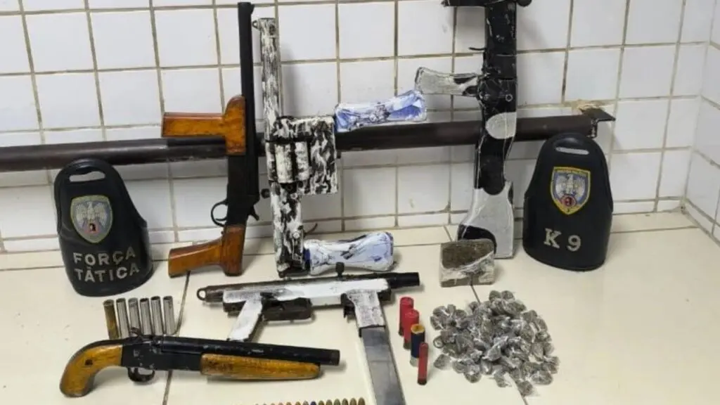 Polícia Militar arrocha traficantes em area de mata e apreende arsenal de armas craftadas na Serra.