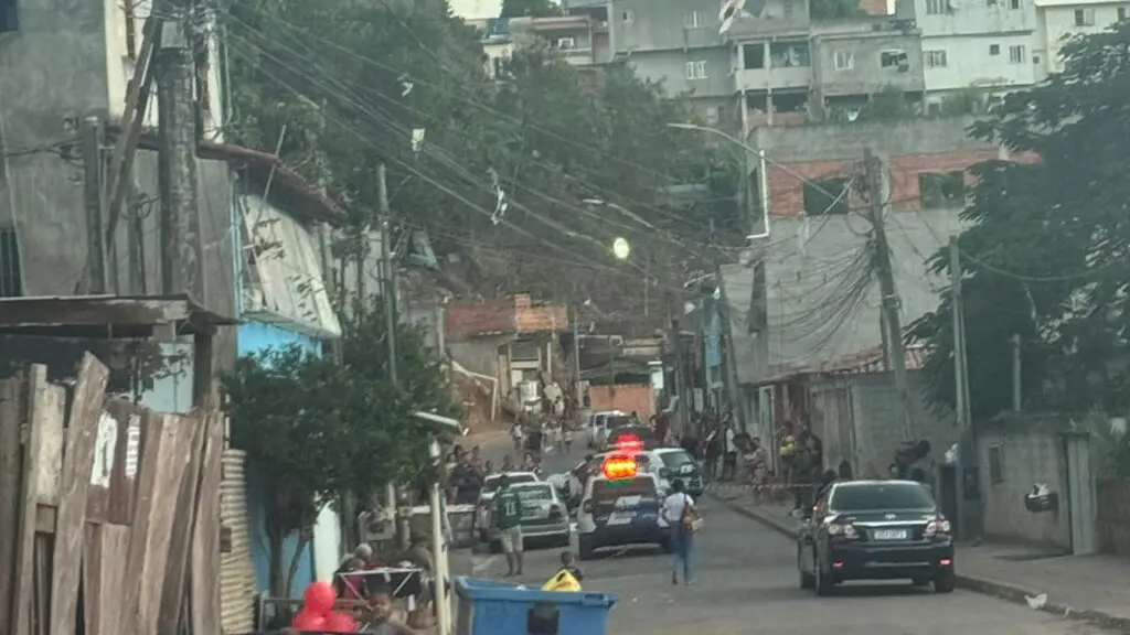 Jovem morre espancado a pauladas após briga com amigo no bairro Nova Carapina Sujeito é preso após espancar amigo até a morte na Serra.