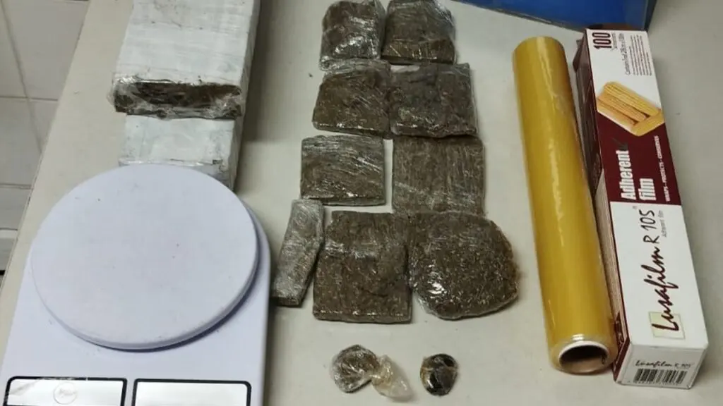 Força Tática prende um dos líderes do tráfico de drogas durante abordagem a veículo na Serra Polícia Militar arrocha e prende líder do tráfico de drogas de Nova Almeida.