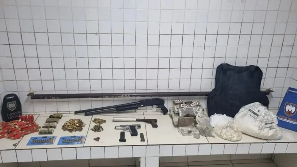 Força Tática arrocha traficantes e apreende armas, drogas e munições em Carapina Grande Polícia Militar da pancada no tráfico de drogas e apreende arsenal de armas e drogas na Serra.