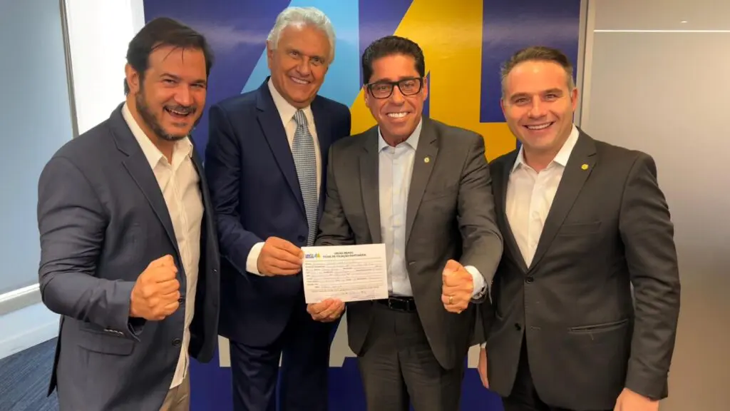 Marcelo Santos aceita convite e se filia ao partido União Brasil Deputado Marcelo Santos ao lado de caciques do partido União Brasil