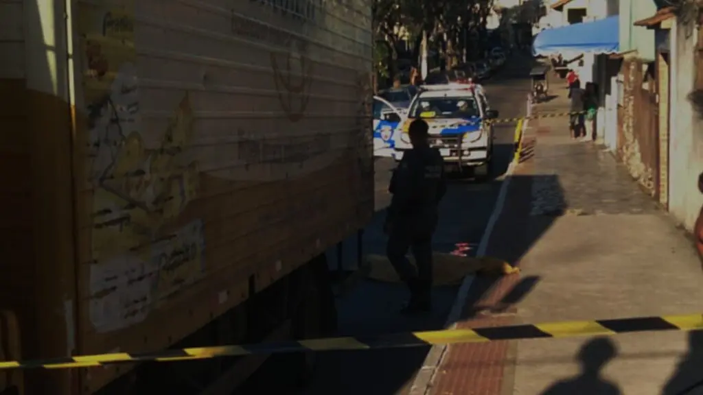 Homem morre atropelado por caminhão após queda em Serra sede Cenário do local do atropelamento acidental