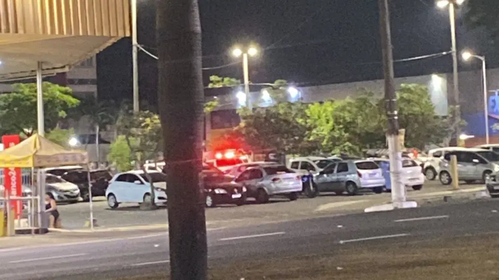 Homem é morto a facadas dentro de estacionamento após discussão na Serra