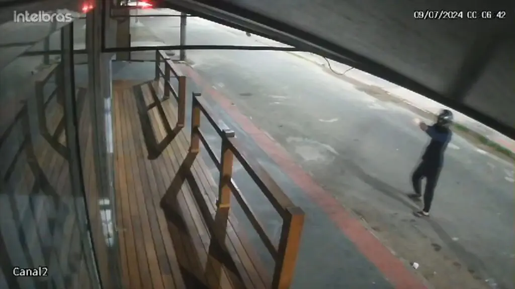 Vídeo: homem atira em vidraça de academia próxima à casa de aliado de Vidigal em Jacaraípe