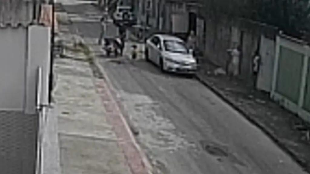 Vídeo: mulher mata vizinho a facada após briga com seu marido no bairro Feu Rosa