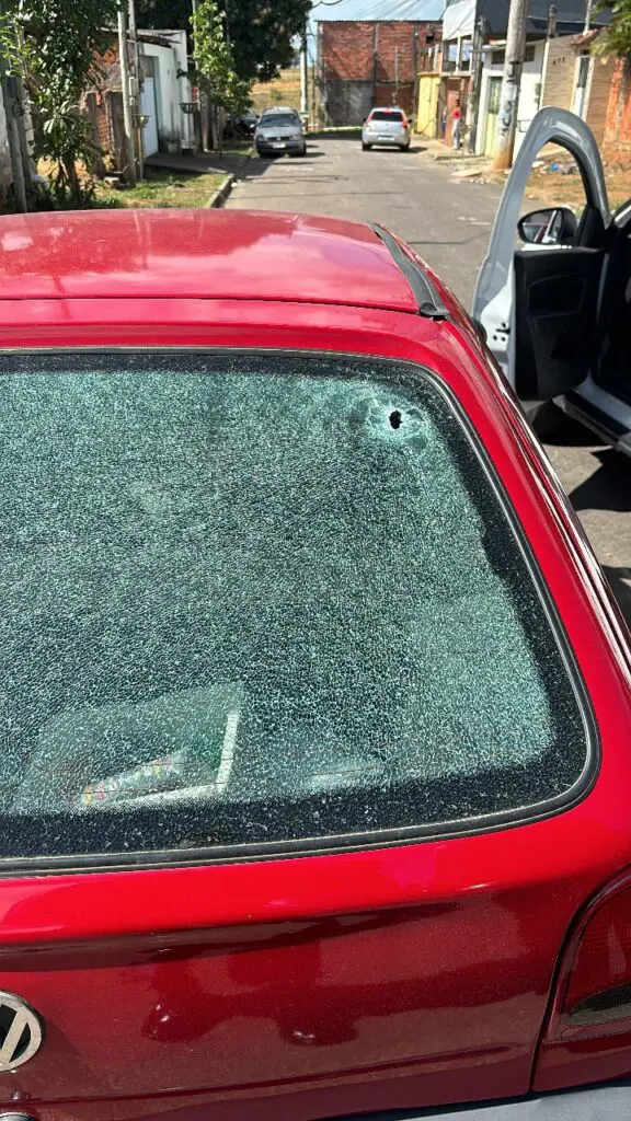 um veículo com o para-brisa traseiro com uma marca de tiro.
