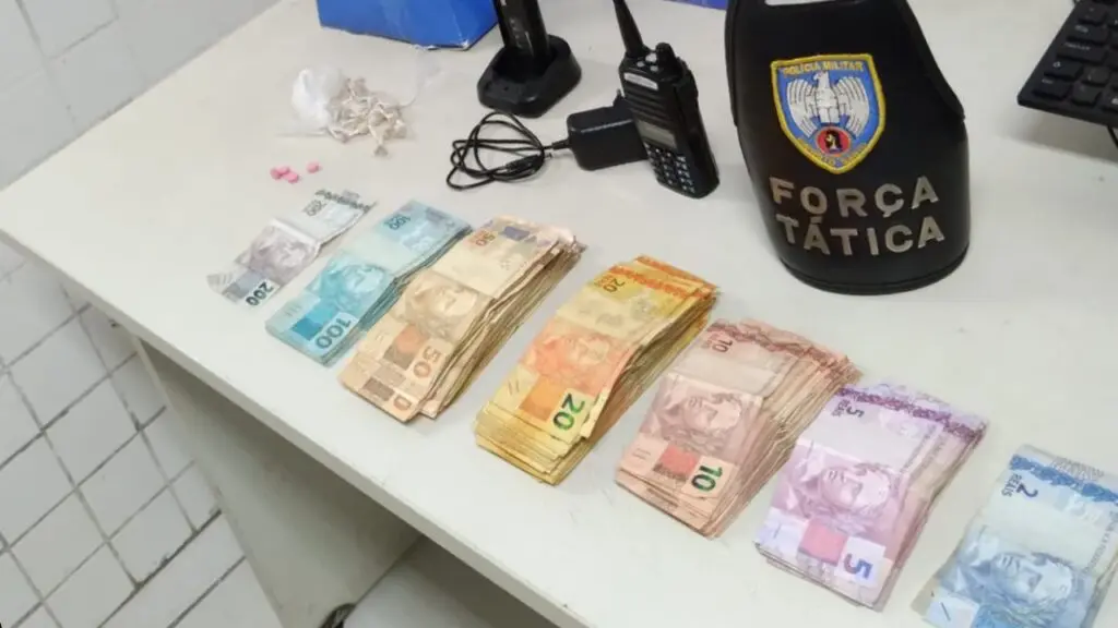 Força Tática apreende mais de 9 mil reais e drogas em casa de pais de traficante em Planalto Serrano Polícia Militar visita casa de traficante e apreende mais de 9 mil reais na Serra.