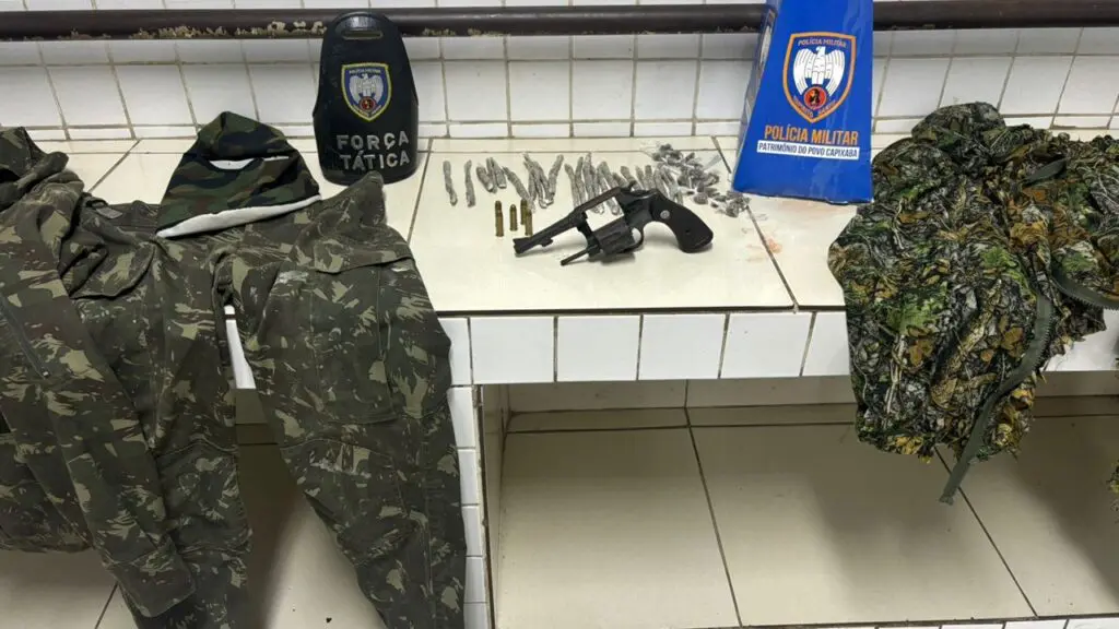 Força Tática arrocha traficantes e apreende drogas, armas e uniformes camuflados em Planalto Serrano Polícia Militar apreende armas e drogas após denúncias anônimas na Serra.