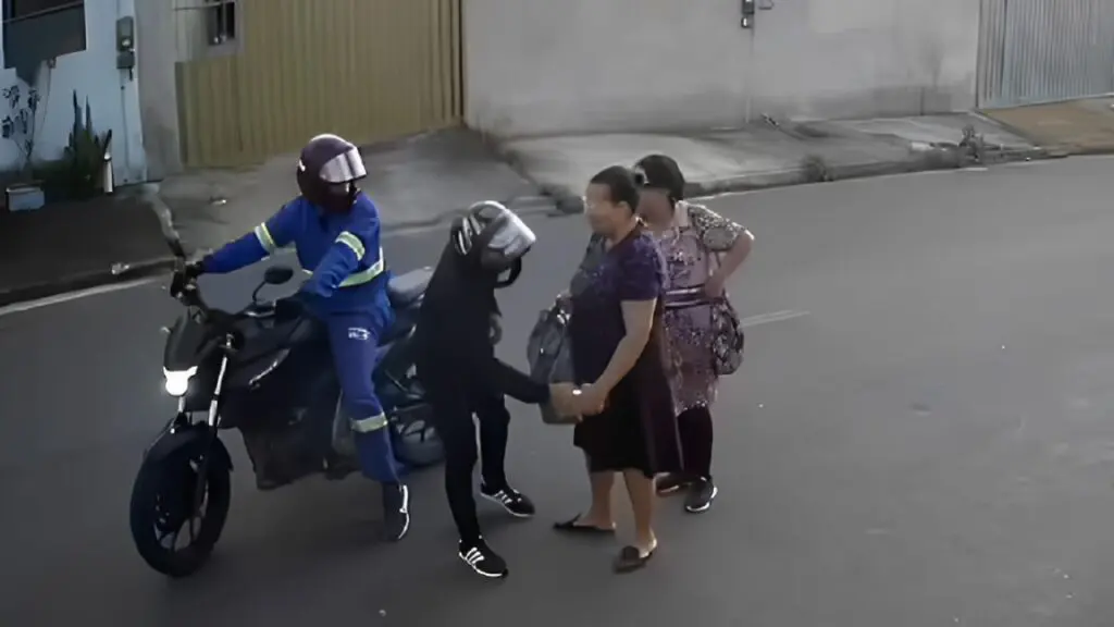 Vídeo: Assaltantes armados são flagrados roubando idosas na Serra Assaltantes roubam idosas em plena luz do dia na Serra.