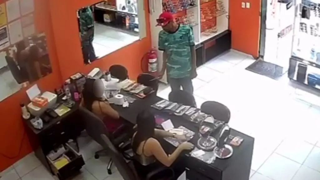 Vídeo: funcionária coloca assaltante para correr no grito no bairro Nova Carapina Vídeo: Sujeito se dá mal ao tentar assaltar ótica em Nova Carapina II